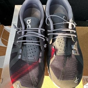 COPY - On Cloud low top sneakers in black .worn only a few times in great condi…